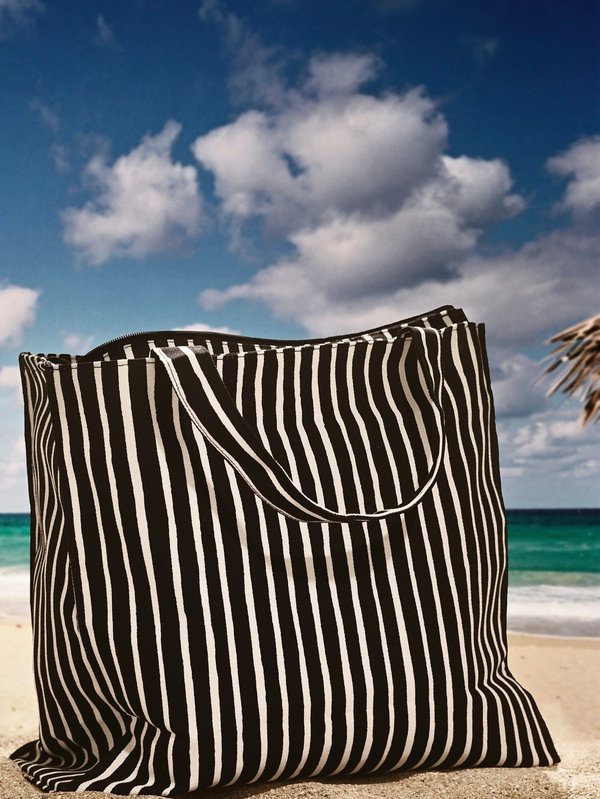 L'élégance décontractée : Pourquoi les tote bags moumoute sont la tendance du moment ?